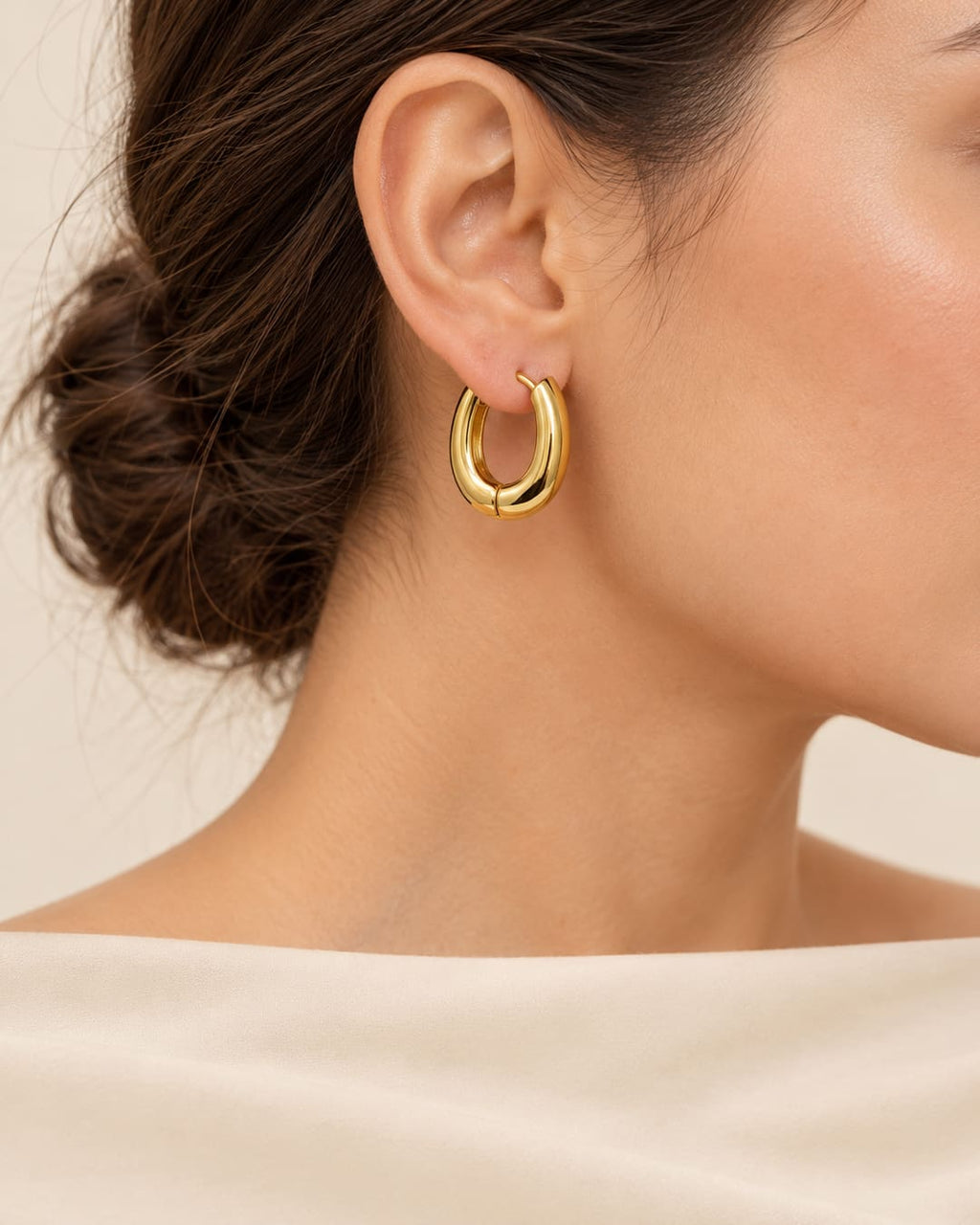 Aretes lisos dorados grandes · Foto 2