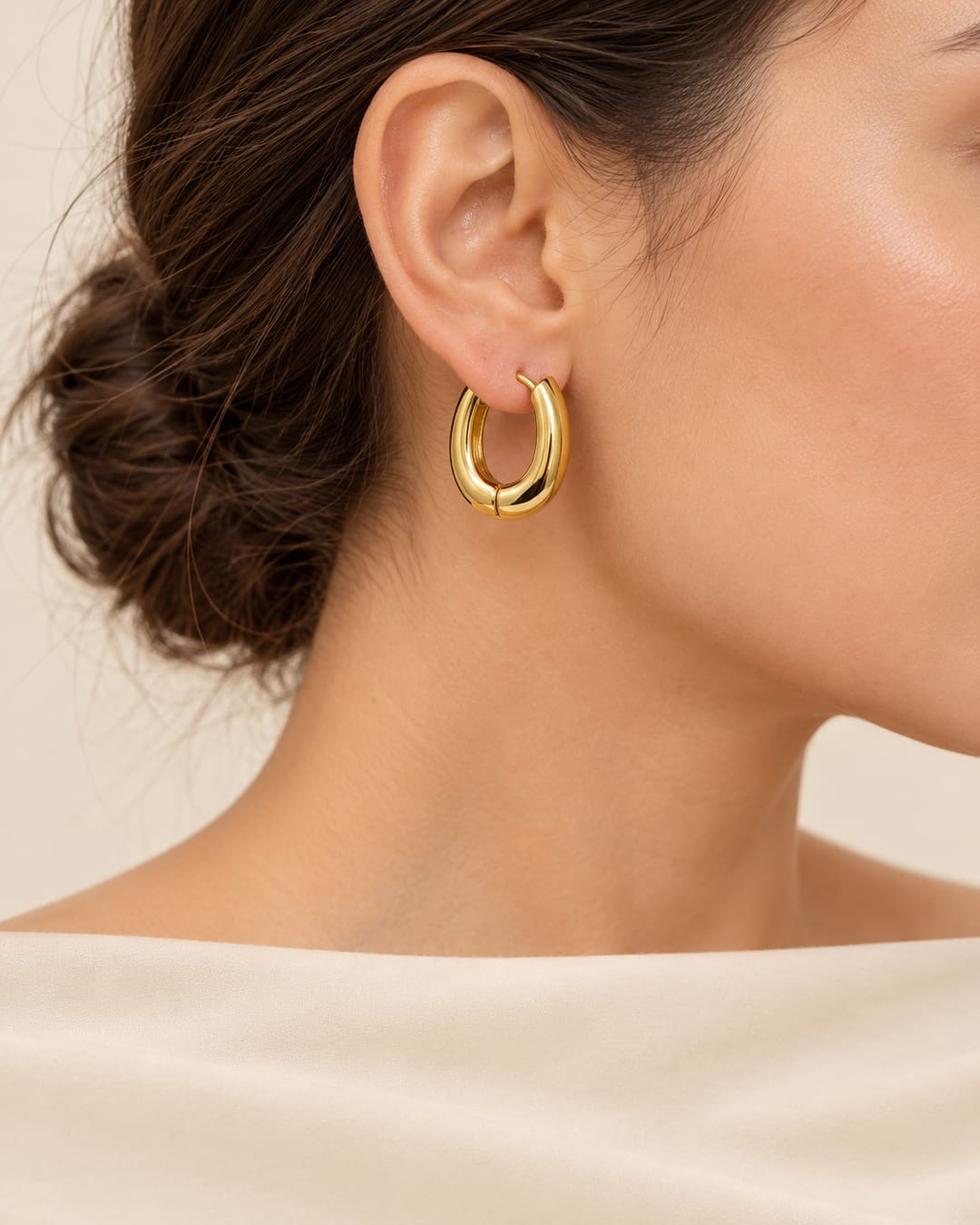 Aretes lisos dorados grandes · Foto 2