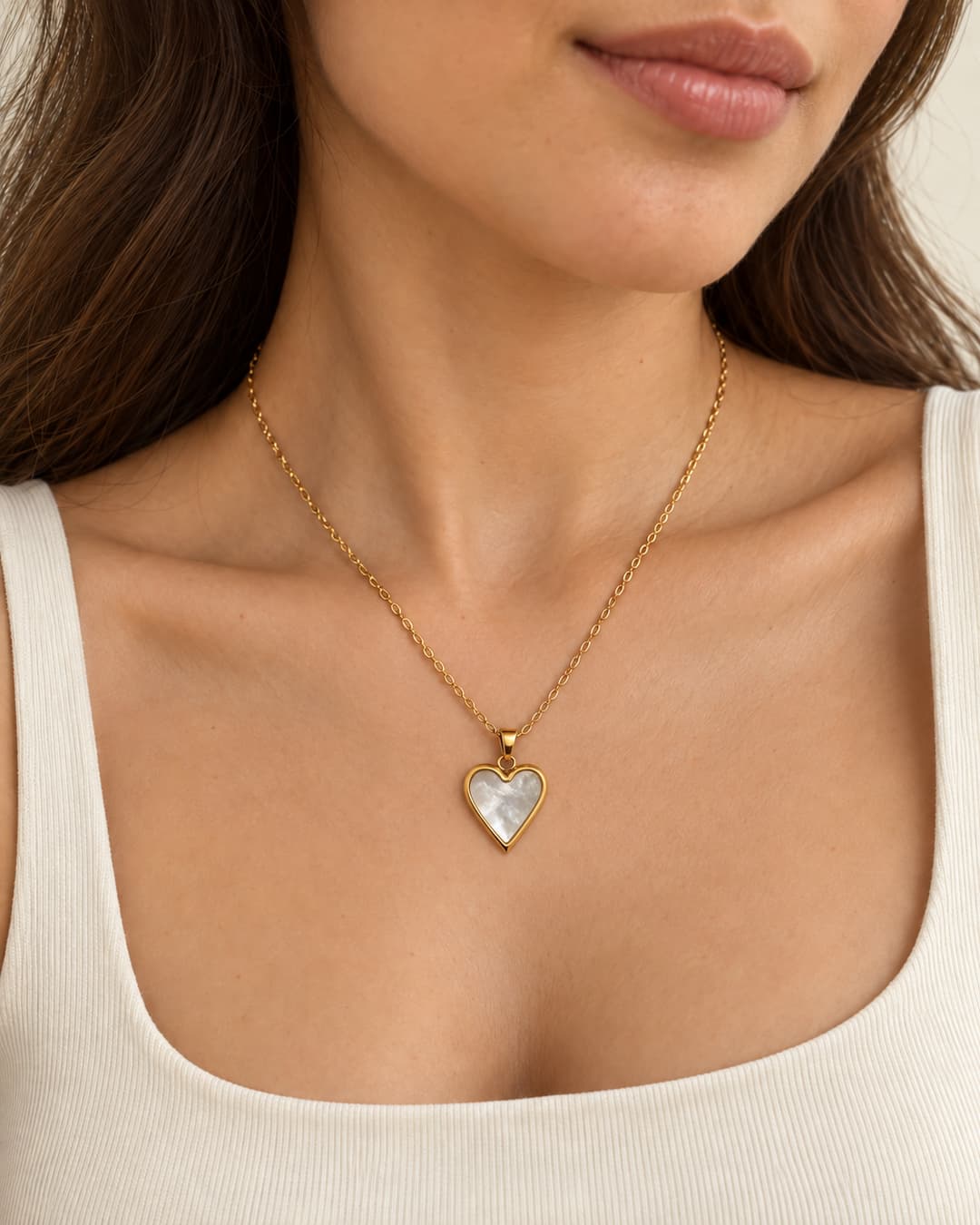 Collar corazón blanco con modelo, proporción corregida