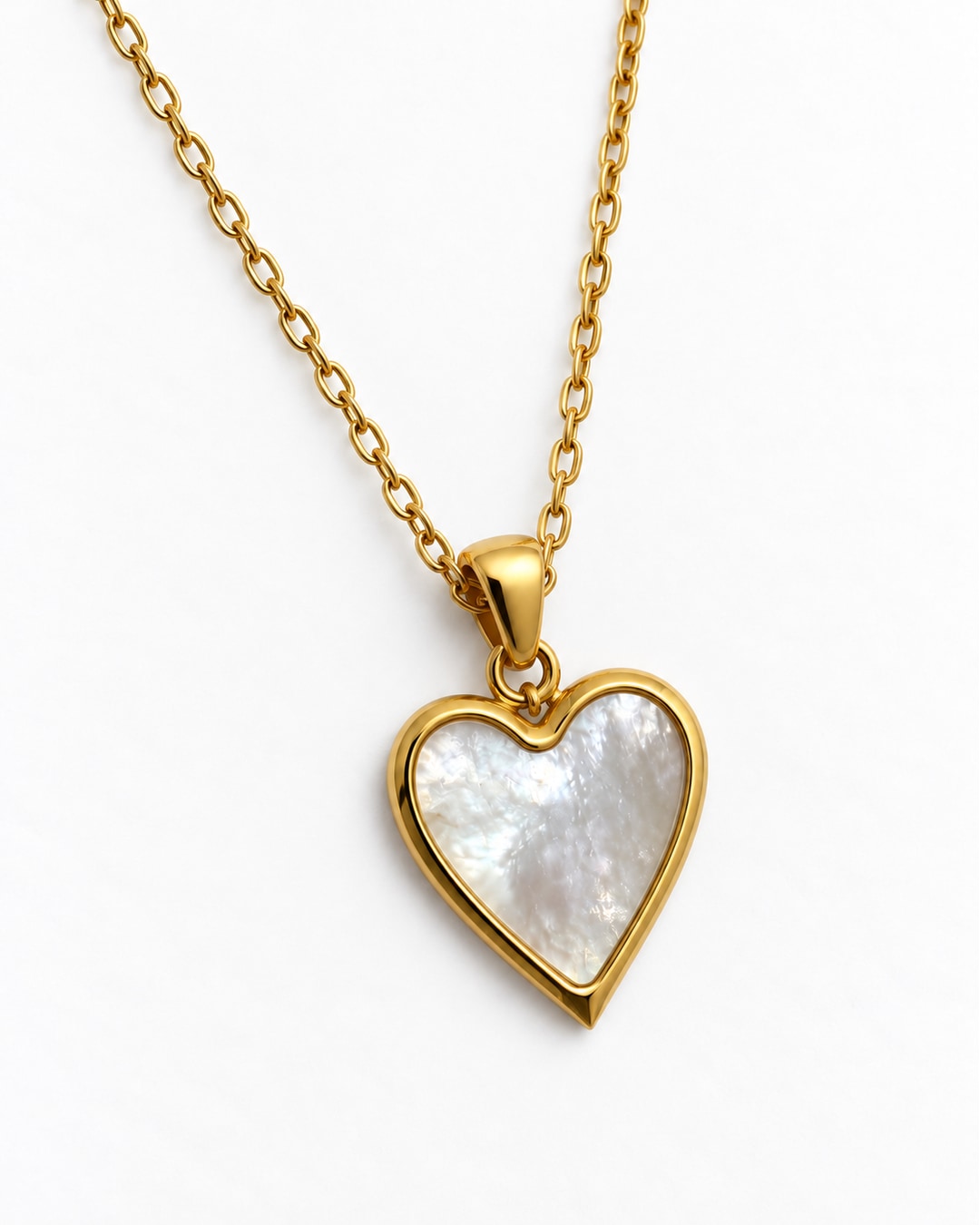 Detalle del corazón blanco de 1.5 × 1.8 cm