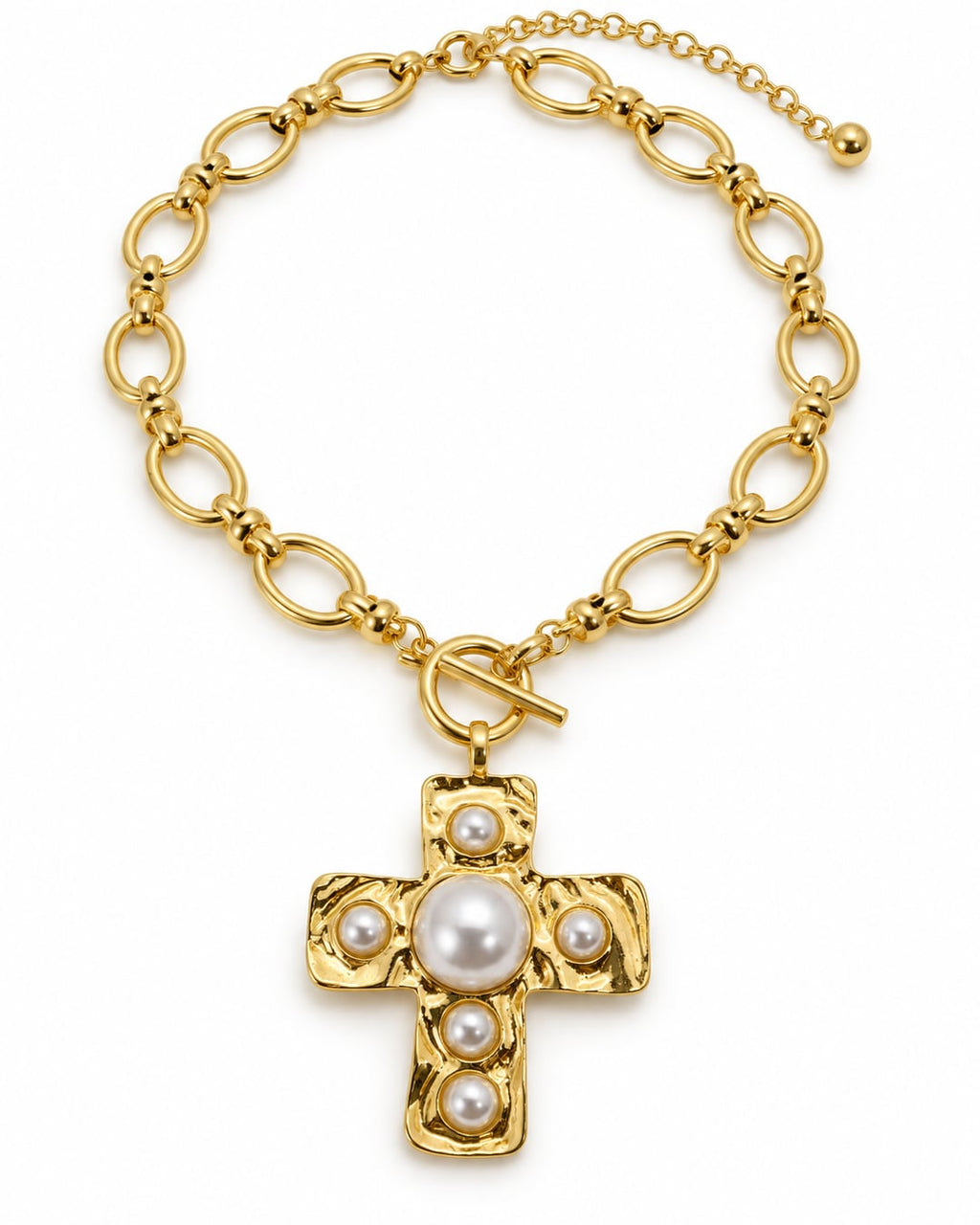 Collar cruz con detalles blancos tipo perla, vista en ángulo