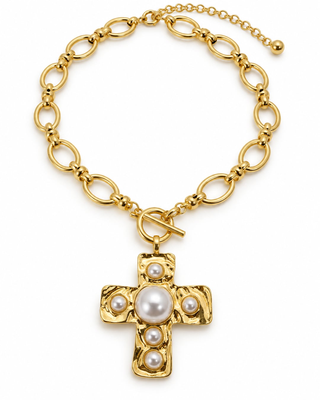 Collar cruz con detalles blancos tipo perla, vista en ángulo