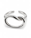Anillo plateado con óvalo abierto, vista frontal