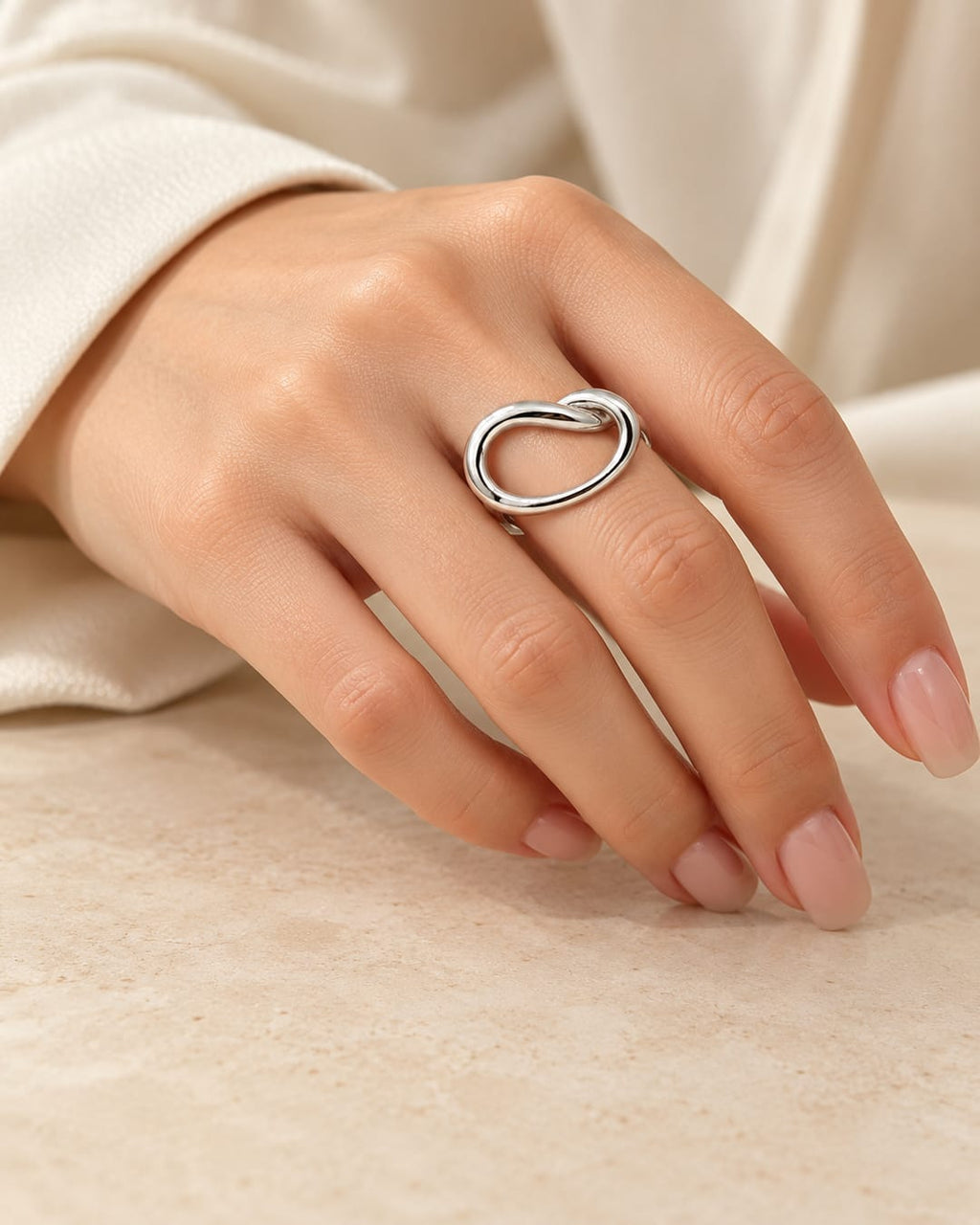 Anillo plateado con óvalo abierto, con modelo