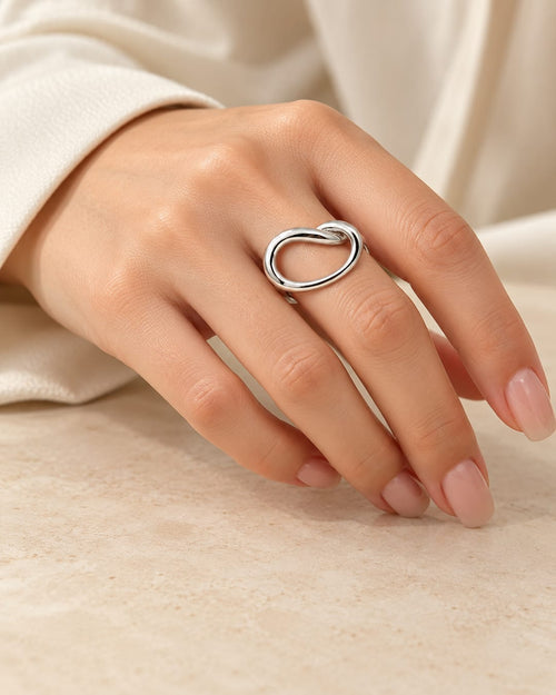 Anillo plateado con óvalo abierto, con modelo