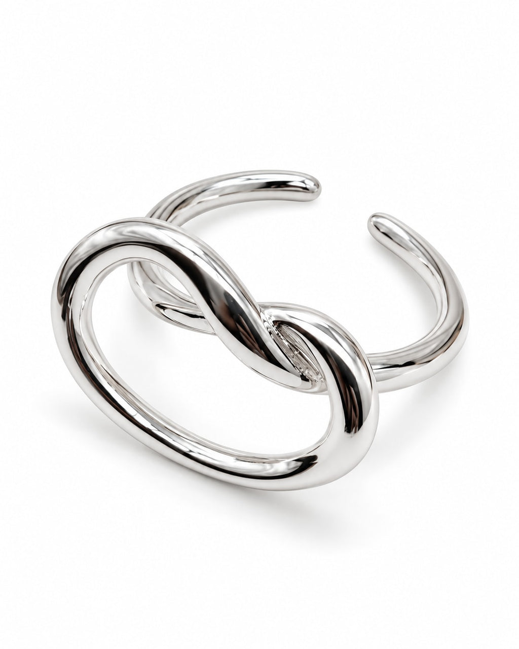 Anillo plateado con óvalo abierto, vista en ángulo