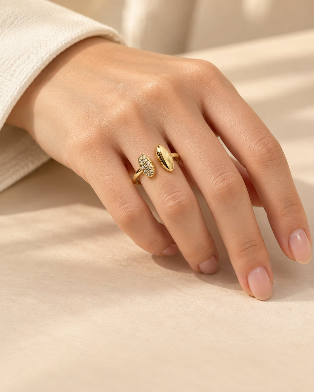Anillo dorado con dos óvalos, con modelo