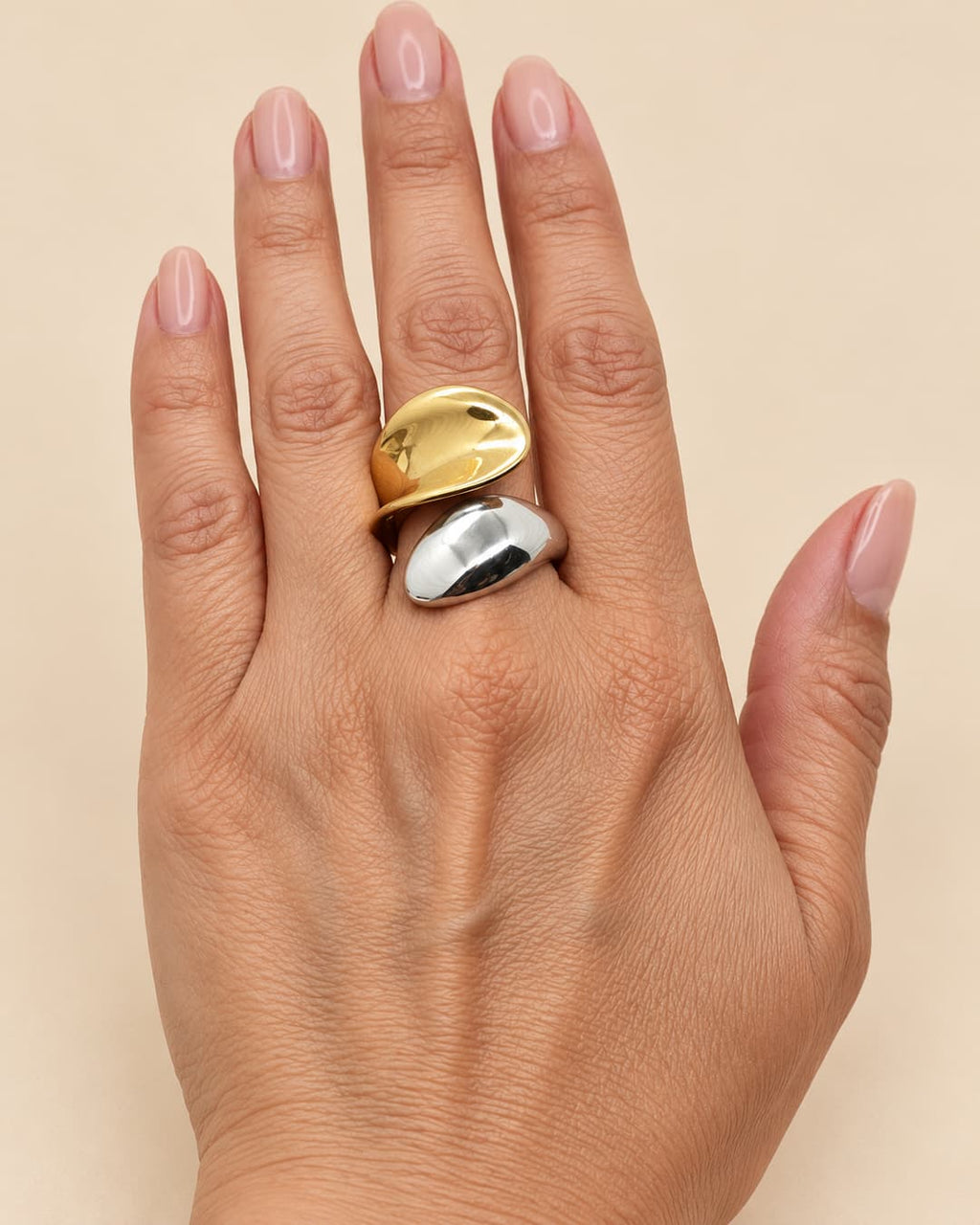 Anillo ancho bicolor, sobre mano de modelo, orientación y escala corregidas