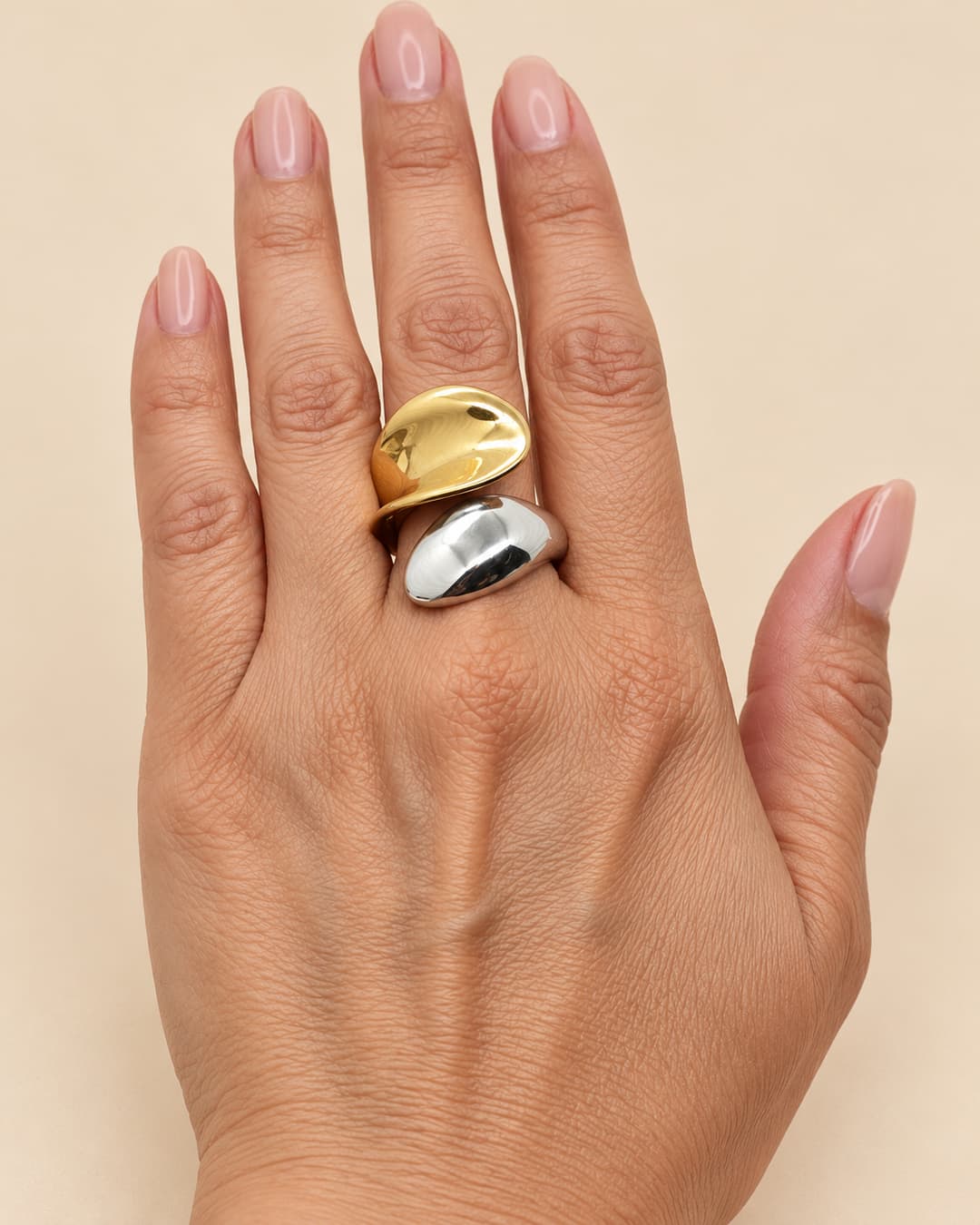 Anillo ancho bicolor, sobre mano de modelo, orientación y escala corregidas