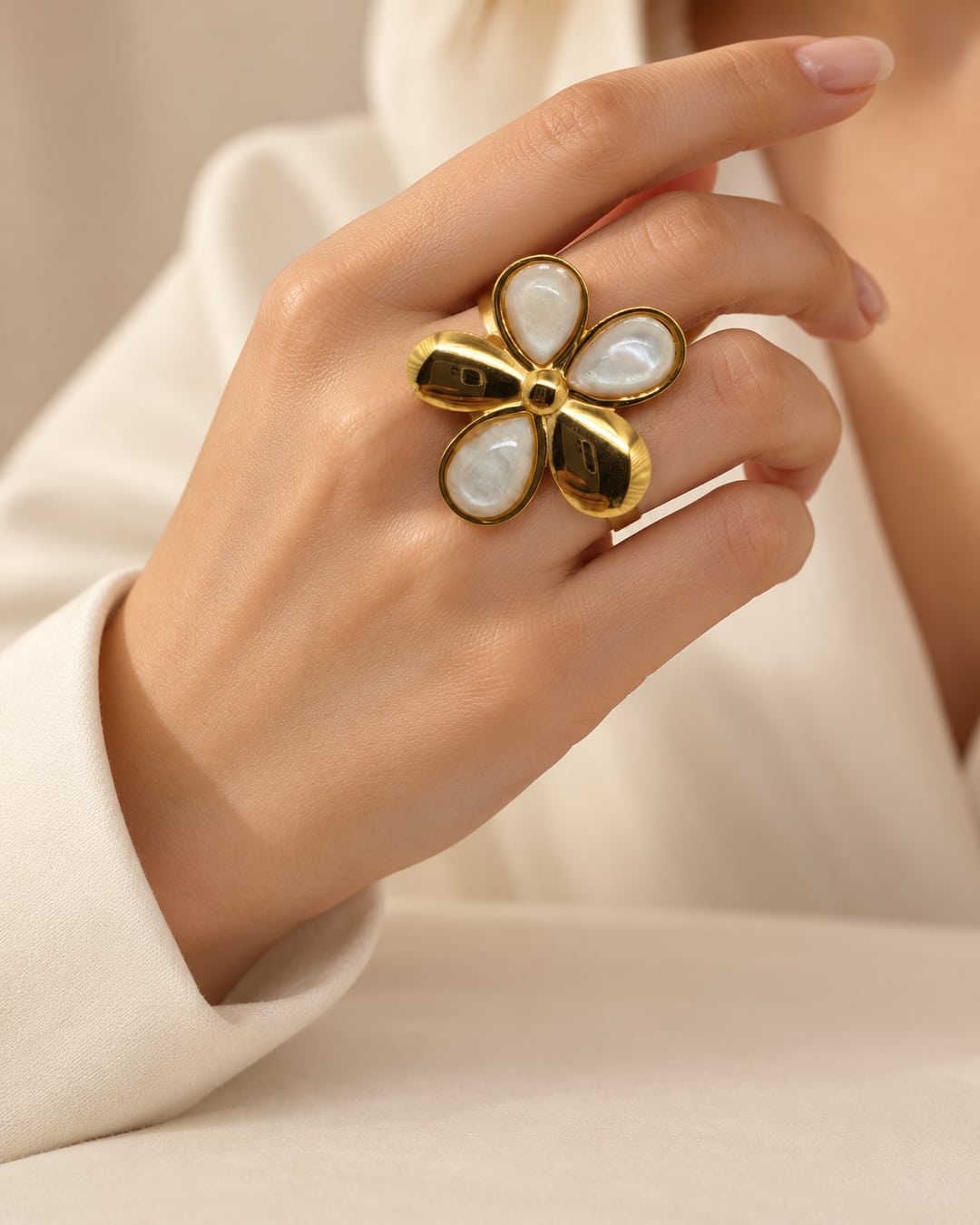 Anillo flor 5 pétalos, con modelo