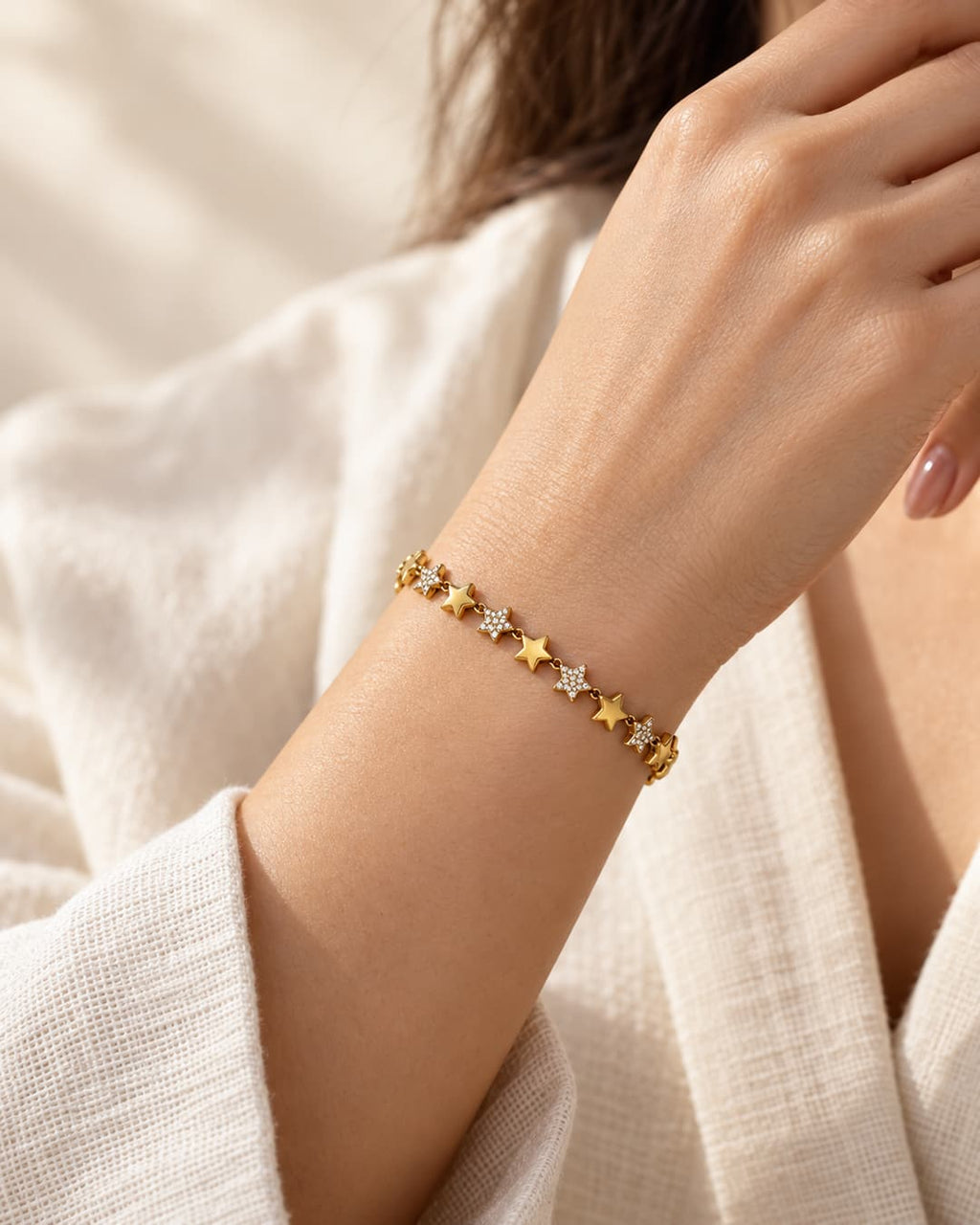 Pulsera estrellas colocada en la muñeca