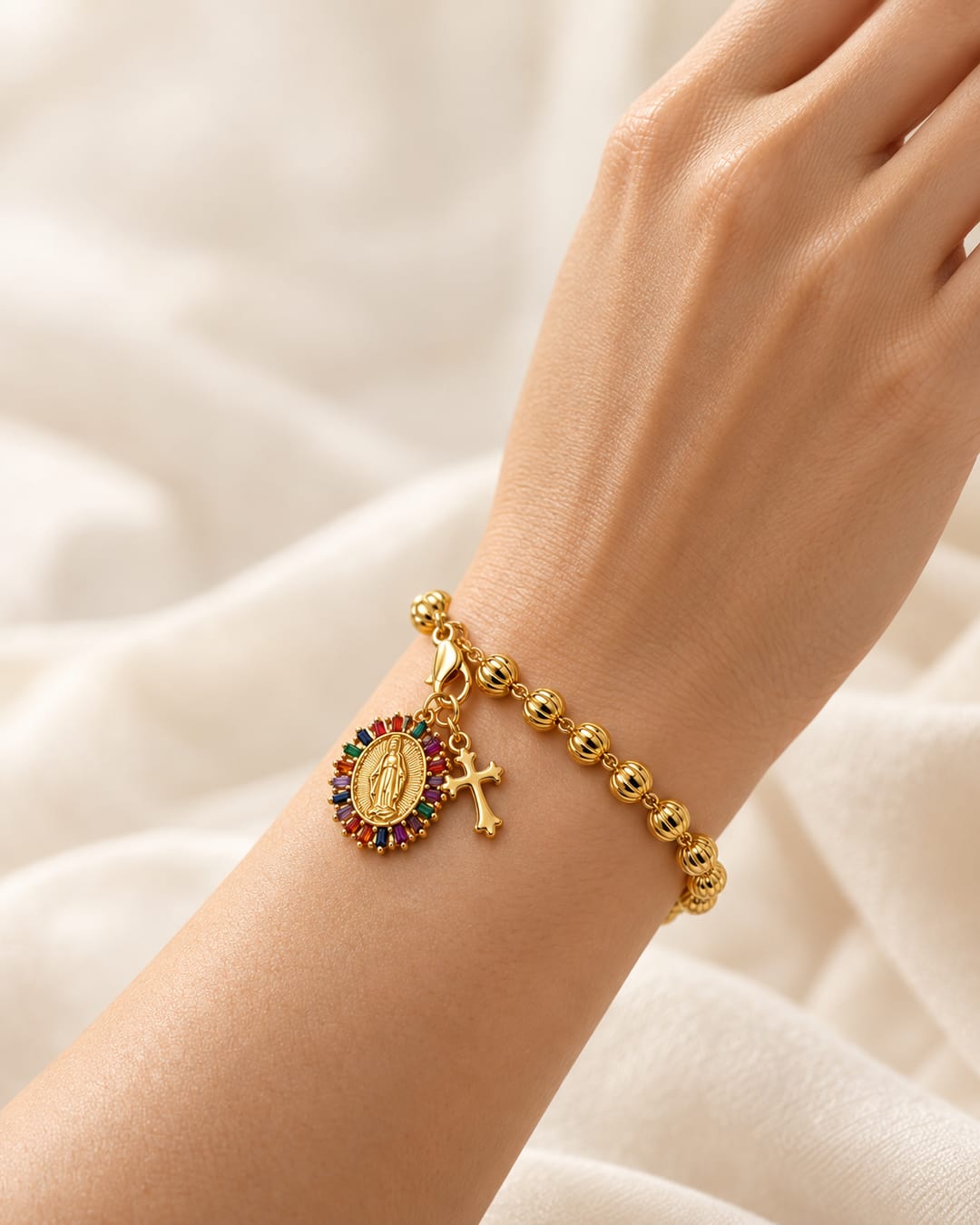 Pulsera virgen, medalla ovalada, colocada en una modelo