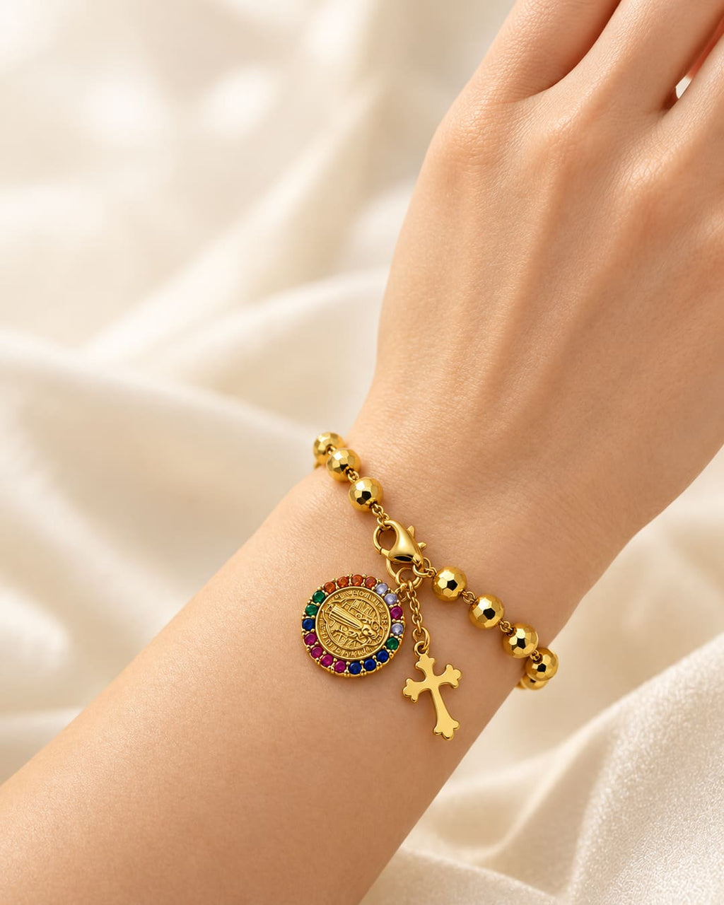Pulsera san benito colocada en una modelo