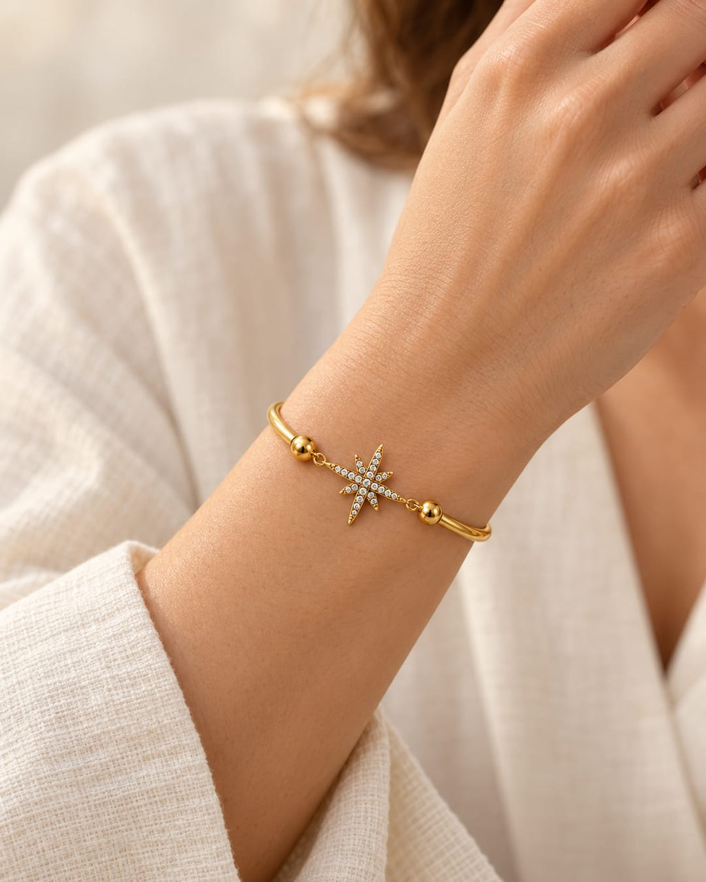 Pulsera estrella colocada en la muñeca