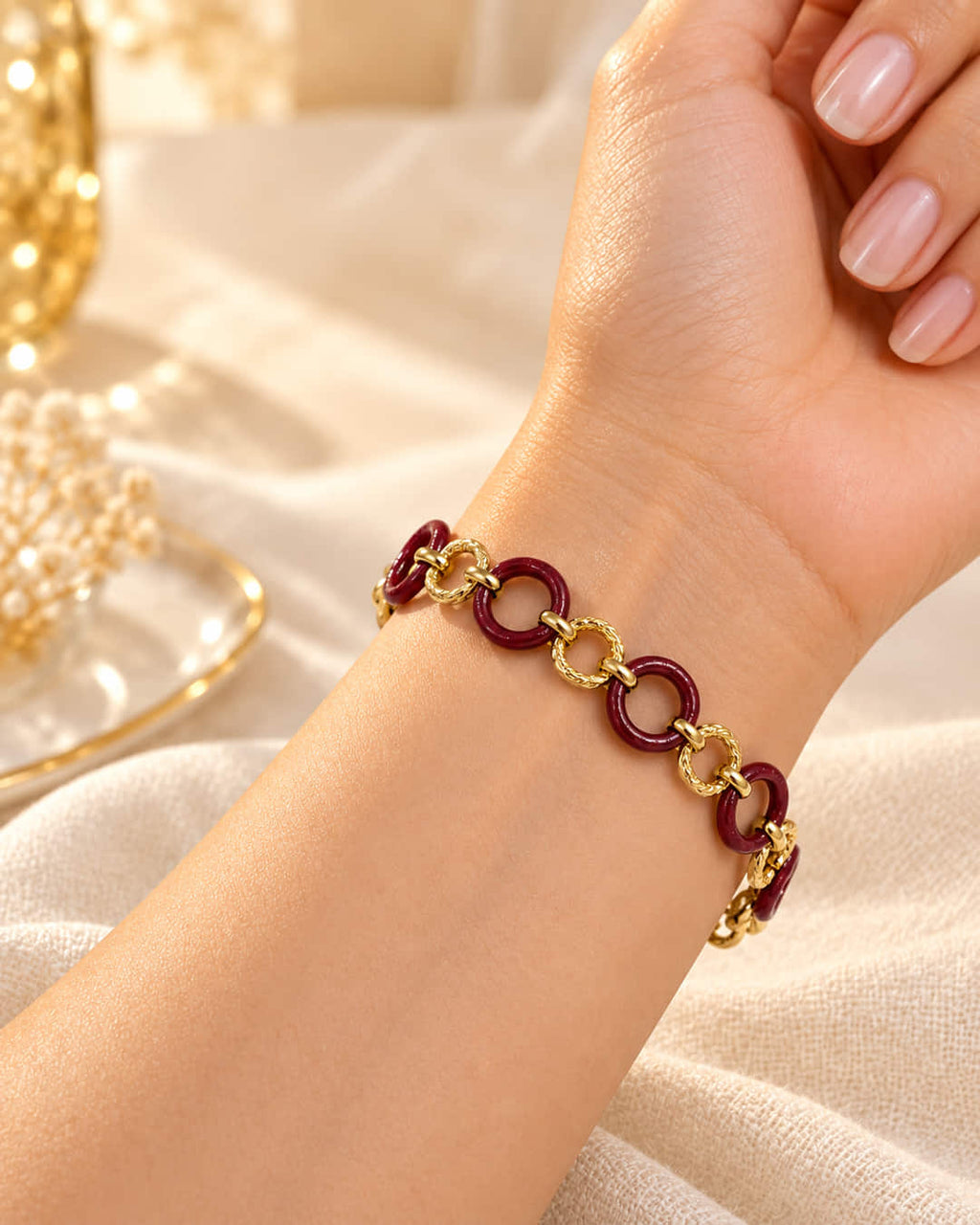 Pulsera círculo vino colocada en la muñeca
