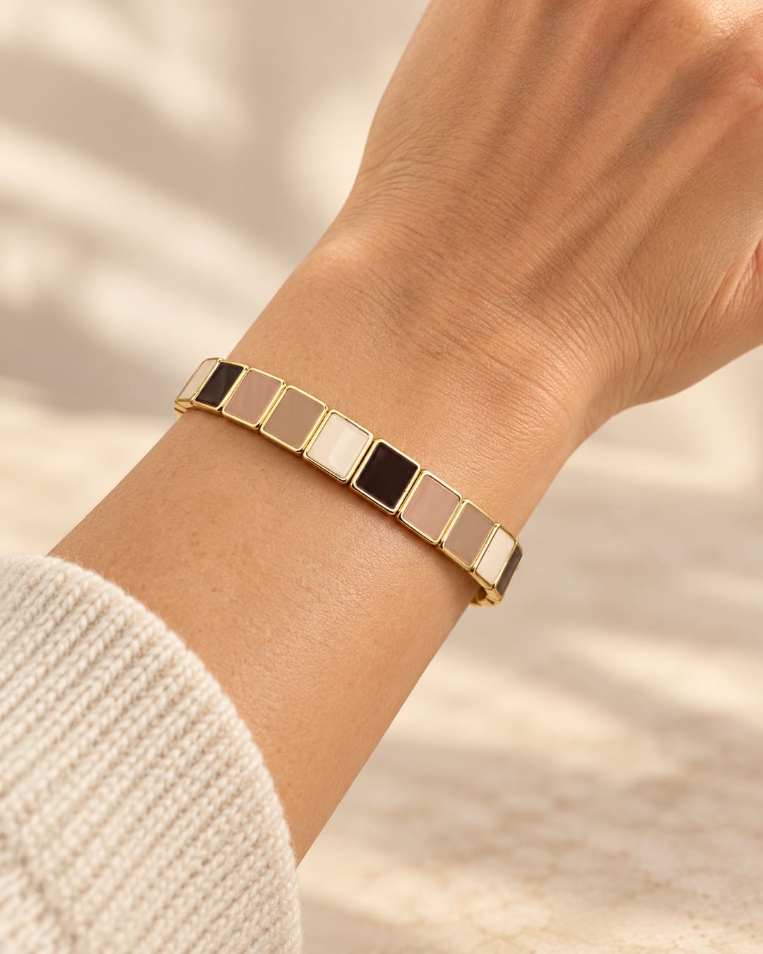 Pulsera de placas rectangulares tonos cafés, con modelo