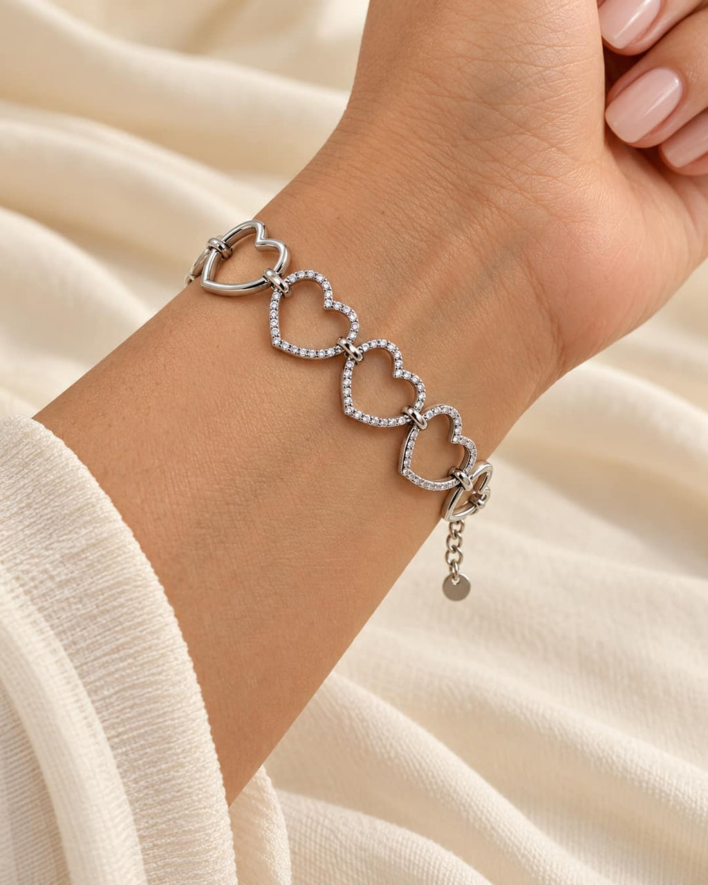 Pulsera corazones plateada · Foto 2