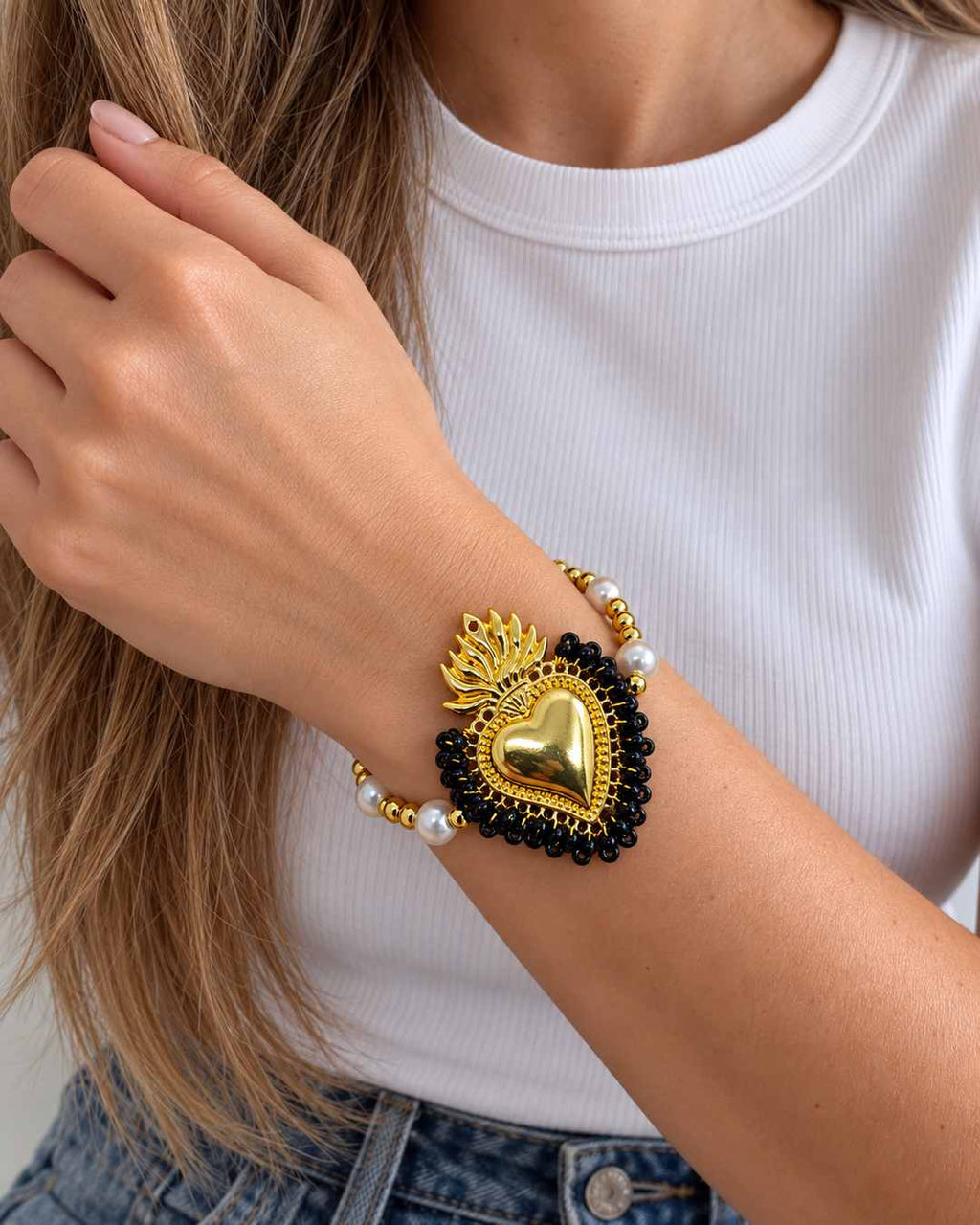 Pulsera milagritos negra — en muñeca